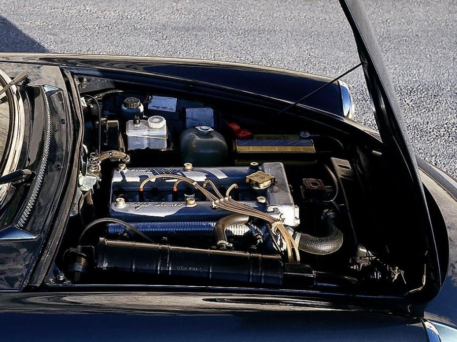 Моторный отсек Alfa Romeo Spider 1986 года  (фото 7 из 12)